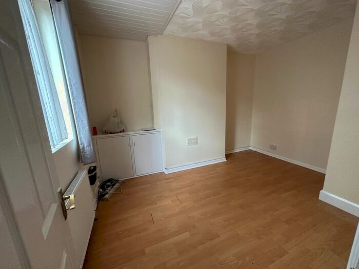 4 Bedroom Semi-Detached House To Rent In Greenford Avenue, Southall, UB1