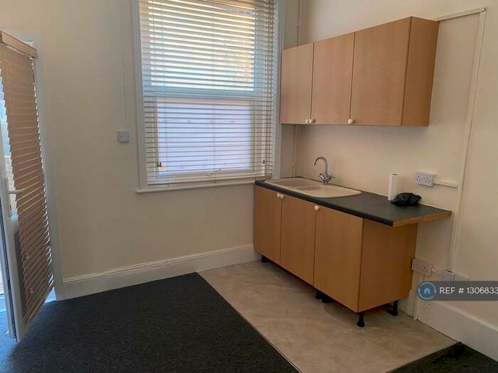 Studio To Rent In Pembury Road, Westcliff-On-Sea, SS0