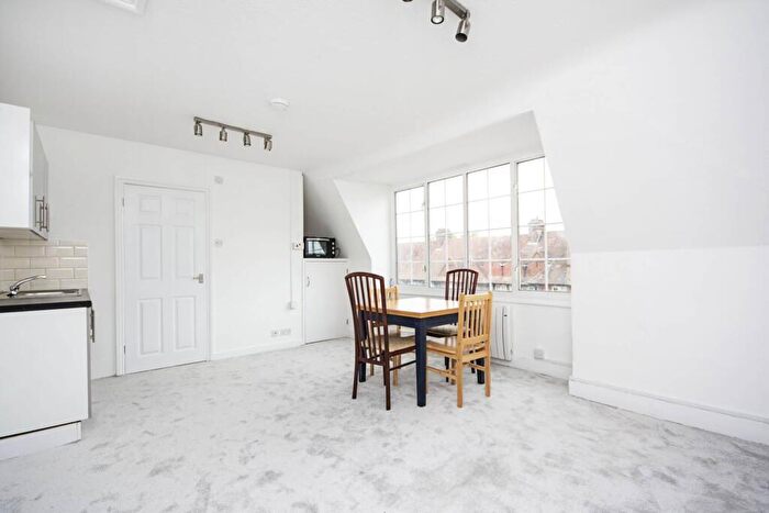 Studio To Rent In Golders Green Road, Golders Green, London, NW11