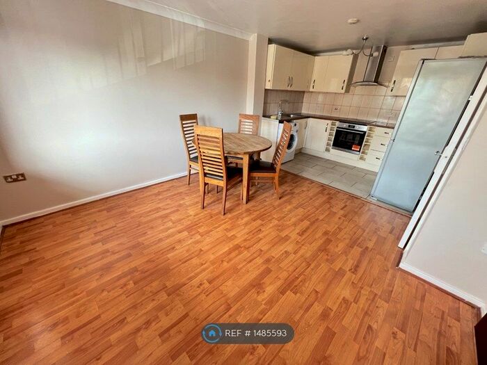 1 Bedroom Flat To Rent In Duett Court, Hounslow, TW5