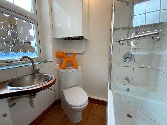 1 Bedroom Flat To Rent In West Wycombe Road, High Wycombe, HP11