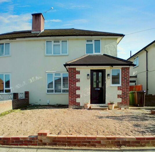 3 Bedroom House To Rent In Longfield Close, Farnborough, GU14