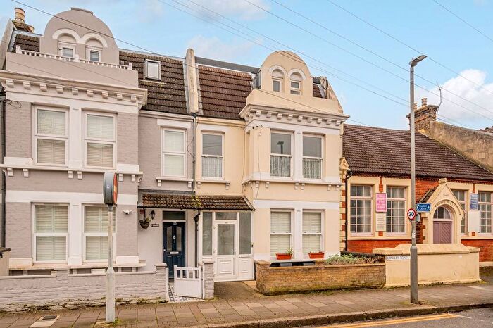 2 Bedroom Flat To Rent In Longley Road, Tooting, London, SW17