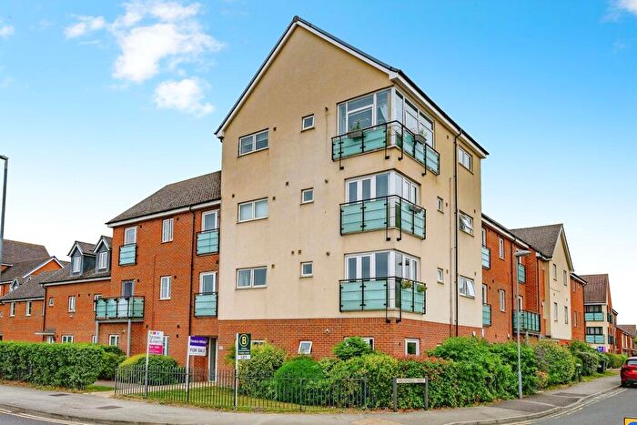 2 Bedroom Flat For Sale In Vauxhall Way, Dunstable, Bedfordshire, LU6