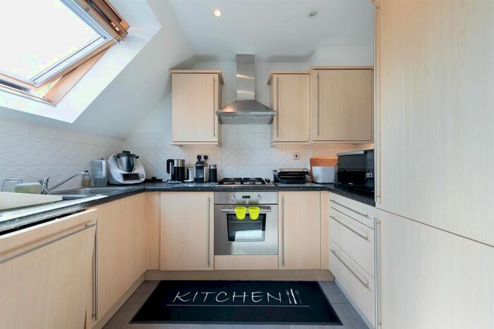 2 Bedroom Flat To Rent In Wey Road, Weybridge, KT13