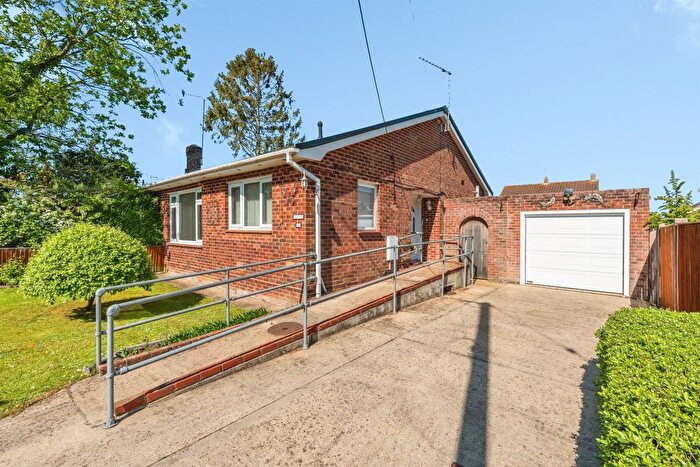 3 Bedroom Semi Detached Bungalow For Sale In Crescent Road, North Baddesley, Southampton, SO52