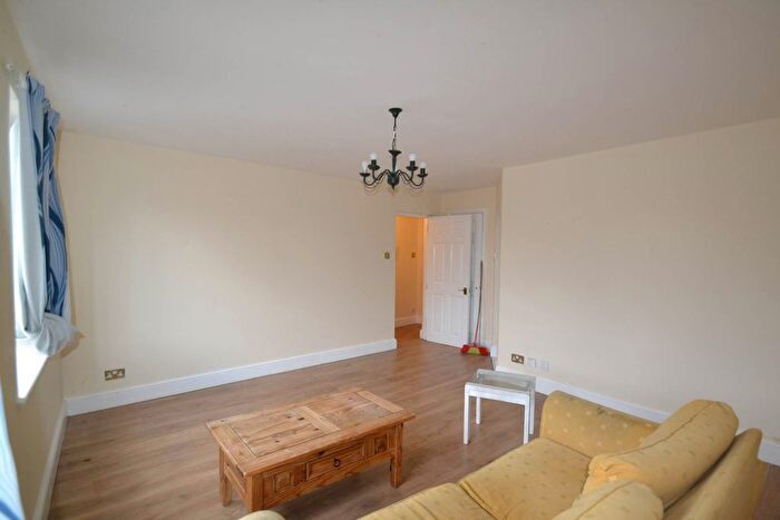 2 Bedroom Flat For Sale In Comer Crescent, Southall, UB2