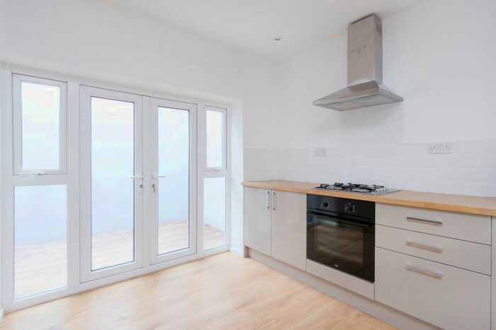 3 Bedroom Flat To Rent In Mile End Road, London, E1