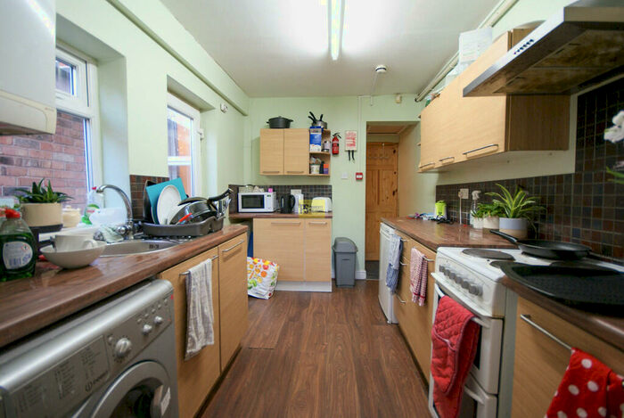 4 Bedroom Terraced House To Rent In Tiverton Road - Bath Student Property, B29