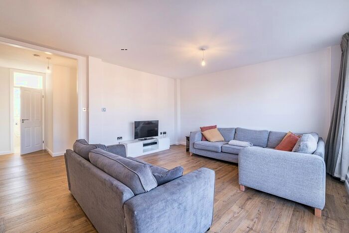 3 Bedroom Flat To Rent In Briar Walk, London, SW15