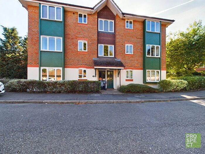 2 Bedroom Flat To Rent In Missenden Gardens, Burnham, Slough, SL1