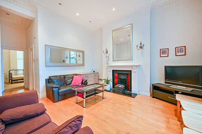 2 Bedroom Flat To Rent In The Mall, Ealing, London, W5