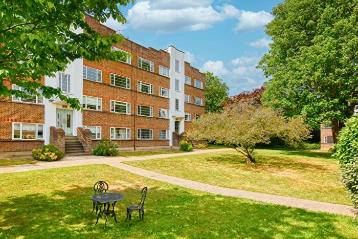 2 Bedroom Flat For Sale In Park Road, Hampton Wick, KT1