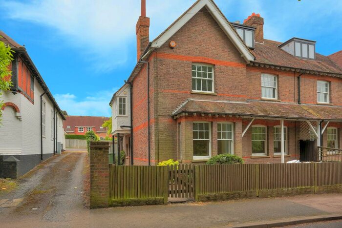 4 Bedroom House To Rent In West Common, Harpenden, Hertfordshire, AL5