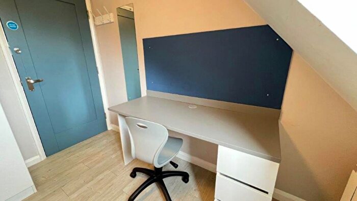 3 Bedroom Flat To Rent In College Court, College Road - Ref, CT1