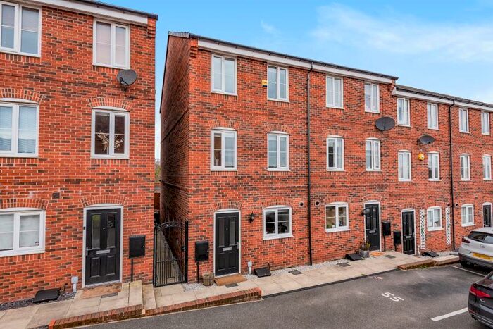 4 Bedroom End Of Terrace House To Rent In Carrick Drive, Thornbury, BD3