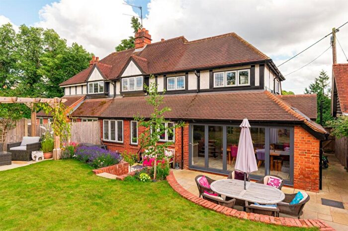 4 Bedroom Semi-Detached House For Sale In Reading Road, Shiplake, Henley-On-Thames, RG9