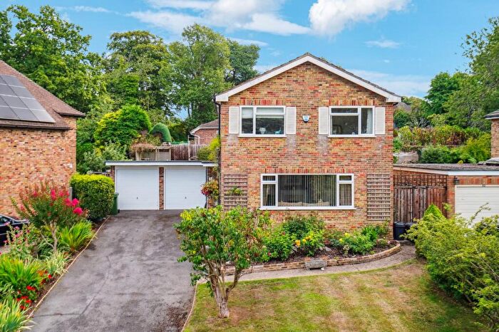4 Bedroom Detached House For Sale In Foxdell Way, Chalfont St Peter, Gerrards Cross, SL9