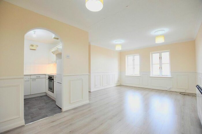 2 Bedroom Flat To Rent In Forsythia Close, Ilford IG1