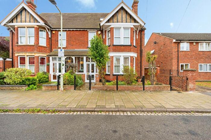 5 Bedroom Semi-Detached House For Sale In Beverley Crescent, Bedford, MK40