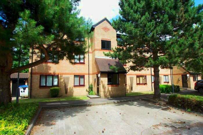 1 Bedroom Flat To Rent In Courtlands Close, Watford, WD24