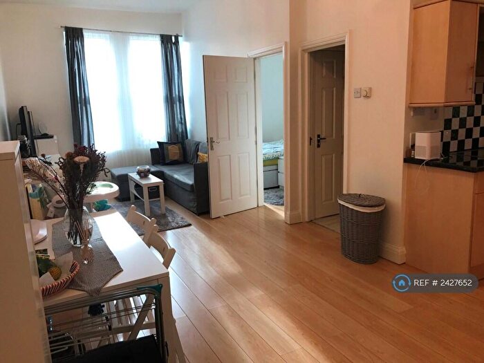 1 Bedroom Flat To Rent In Queens Road, Buckhurst Hill, IG9