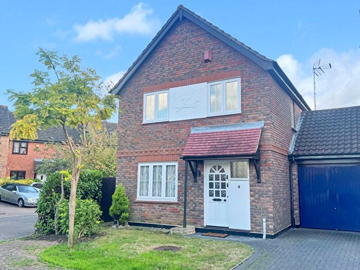 3 Bedroom Link Detached House To Rent In Larch Close, Laindon, Basildon, SS15