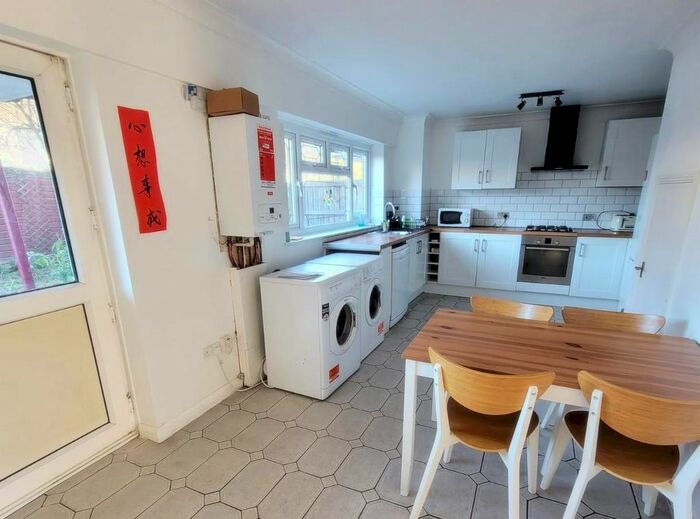 3 Bedroom Maisonette To Rent In Freemasons Road, Canning Town, E16