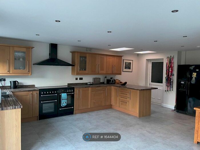 4 Bedroom Semi-Detached House To Rent In Beech Grove, York, YO26