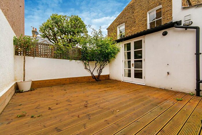 2 Bedroom Flat For Sale In Leathwaite Road, Between The Commons, London, SW11