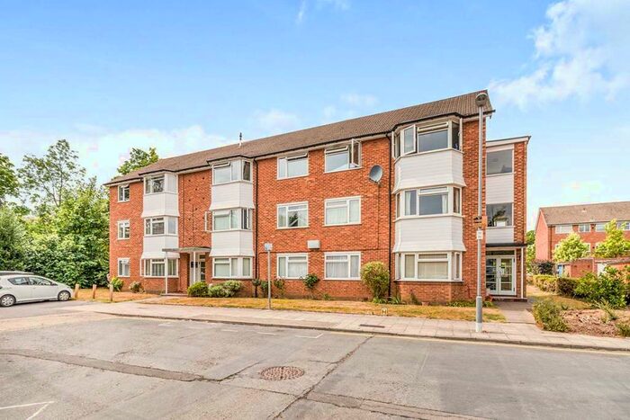 2 Bedroom Flat To Rent In Oakenshaw Close, Surbiton, Surrey, KT6