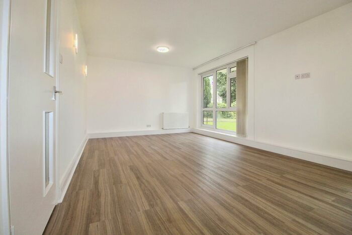 3 Bedroom Flat To Rent In Peters Lodge, Stonegrove, Edgware, HA8