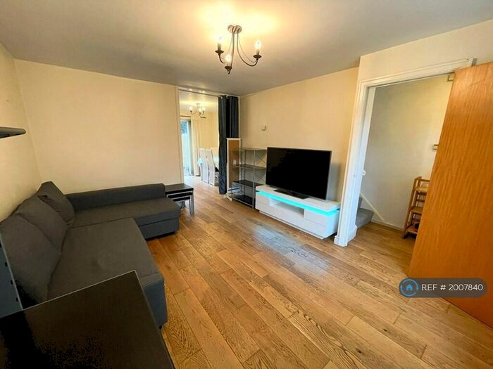 3 Bedroom Semi-Detached House To Rent In Calico Close, Salford, M3