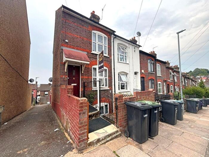 3 Bedroom End Of Terrace House For Sale In Winsdon Road, South Luton, Luton, Bedfordshire, LU1