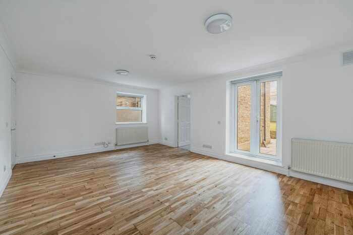 2 Bedroom Flat To Rent In Very Near Windsor Road Area, Ealing Broadway Area, W5