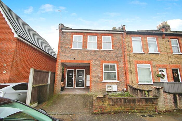 2 Bedroom Flat To Rent In Abbey Road, Ilford, IG2