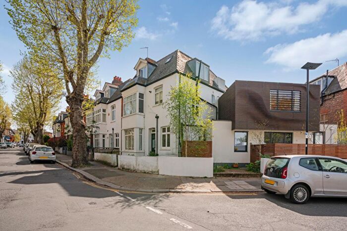 1 Bedroom Flat For Sale In Fauconberg Road, Chiswick, W4