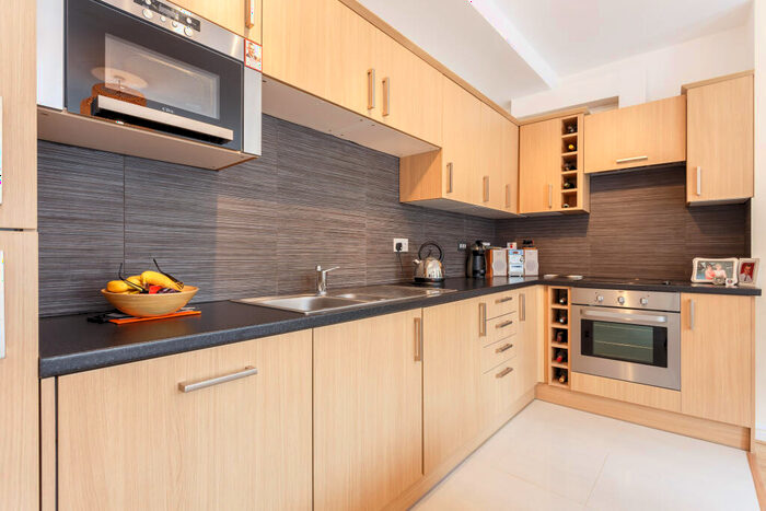 2 Bedroom Apartment To Rent In Peascod Street, SL4