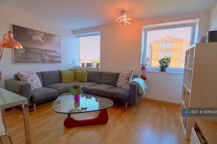 2 Bedroom Flat To Rent In Highbanks, Southend-On-Sea, SS1