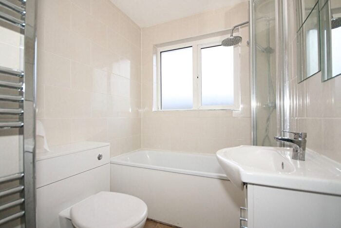 2 Bedroom Flat For Sale In Hallington Close, Horsell, Woking, GU21