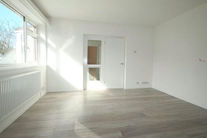 3 Bedroom Flat To Rent In Bromley Road, Catford, London, SE6