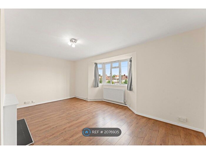 2 Bedroom Flat To Rent In Edinburgh Court, London, SW20