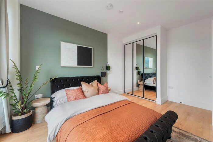 2 Bedroom Flat To Rent In Pyrcroft Road, Chertsey, KT16