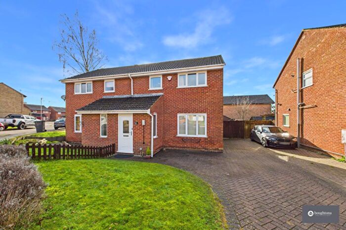 3 Bedroom Semi-Detached House For Sale In Blencowe Drive, Brackley, NN13