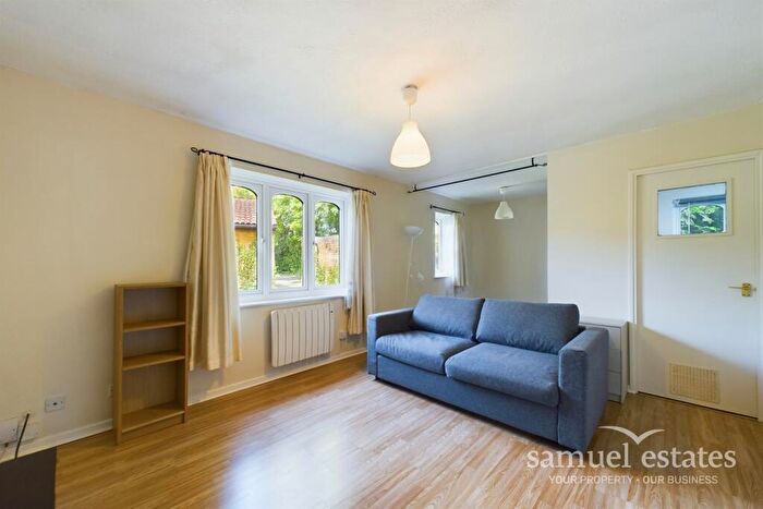 Flat To Rent In Ludford Close, Croydon, CR0