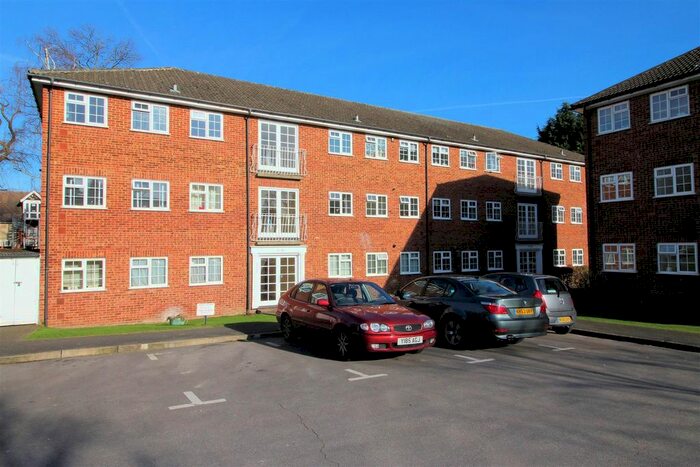 2 Bedroom Flat To Rent In Midhope Close, Woking, Surrey, GU22