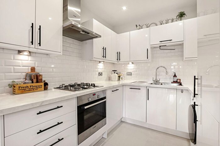 2 Bedroom Flat For Sale In Woodlands Grove, Isleworth, Greater London, TW7