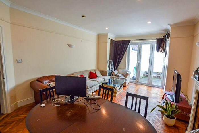 4 Bedroom Apartment To Rent In St. Cuthberts Road, Kilburn, NW2