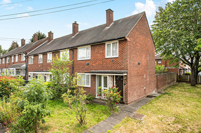 3 Bedroom Semi Detached House For Sale In Hadlow Croft, Sheldon, Birmingham, B33