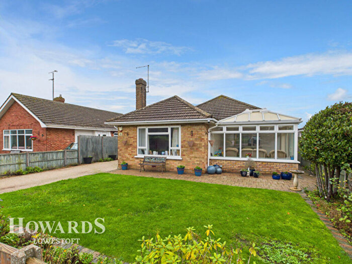 3 Bedroom Detached Bungalow For Sale In Mills Drive, Lowestoft, NR32